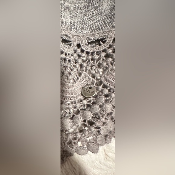 ABERCROMBIE & FITCH Long Sleeve Lace Trim High Low Top Small - Picture 7 of 12